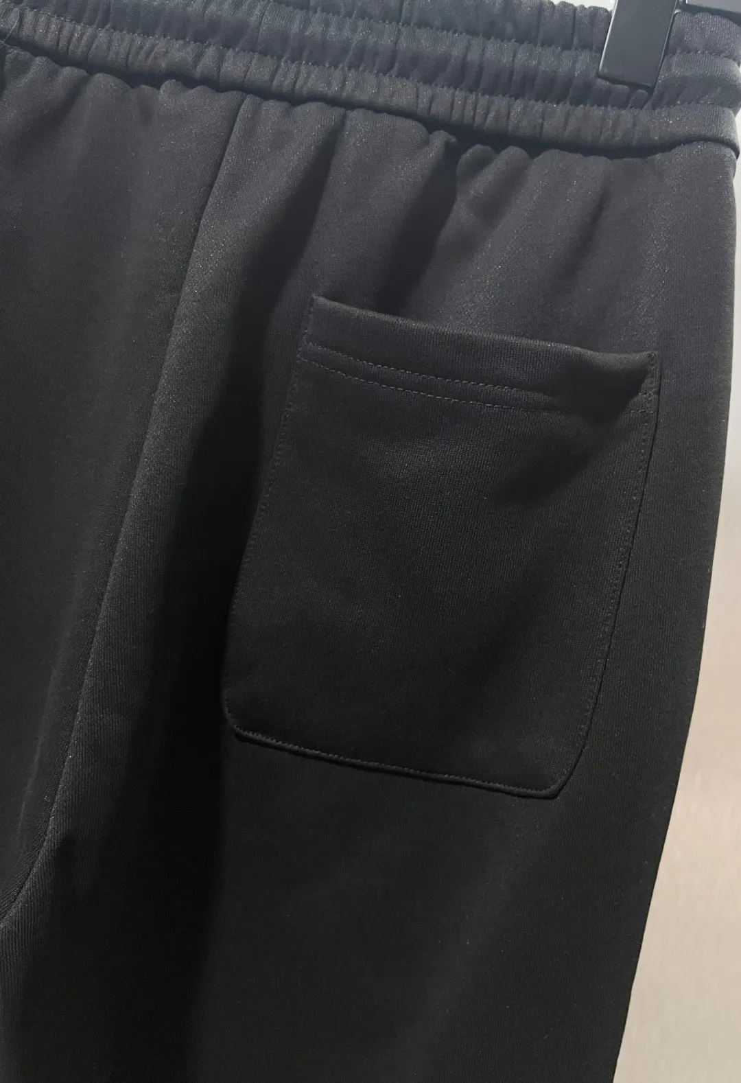 Ralph Lauren*Ralph Lauren 2026 New Arrival straight sweatpants👖Classic trousers with three-dimensional letter embroidery on the side casual trousers✅Boutique top quality craftsmanship‼ Complete with three standards⚠️Male and female have the same style, you can match them at will! ● Gram cotton ●Imported terry cotton fabric ●Customized 1:1 trademark ●Normal version ●Size; S M L XL